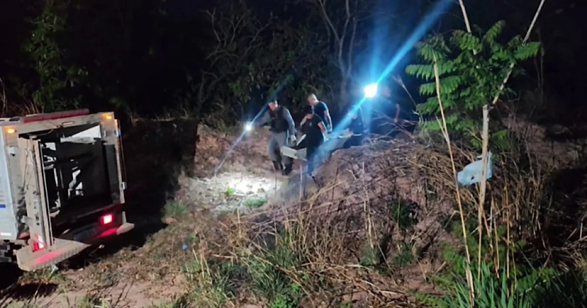Crianças brincam em terreno baldio e fazem descoberta