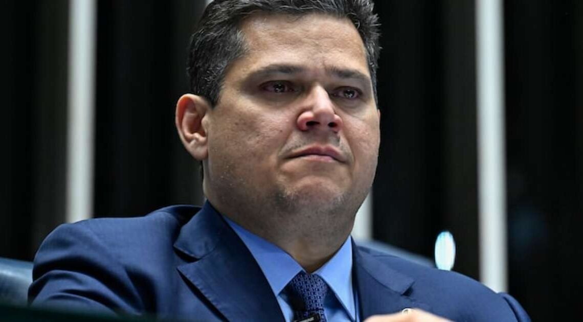 'Fator Pacheco' leva Alcolumbre a cancelar votação de vetos de Lula; leia bastidor
