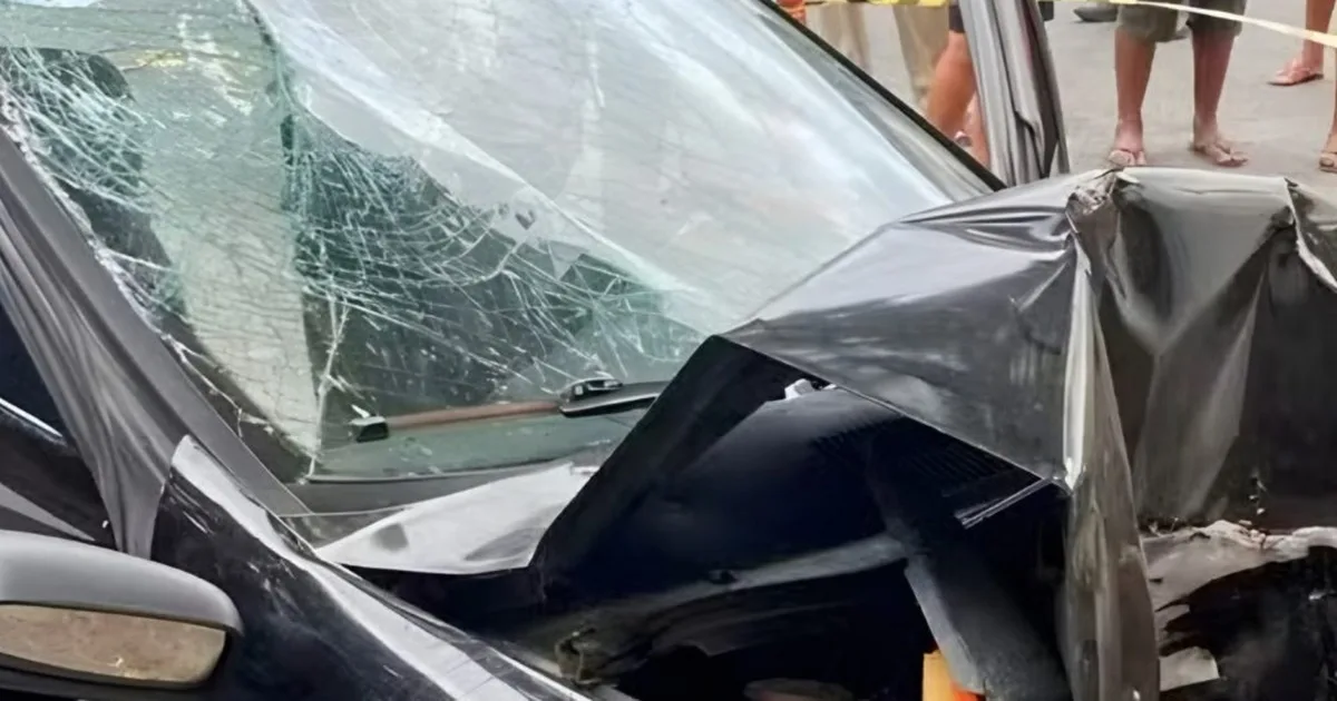 Influenciador digital morre após bater carro contra árvore