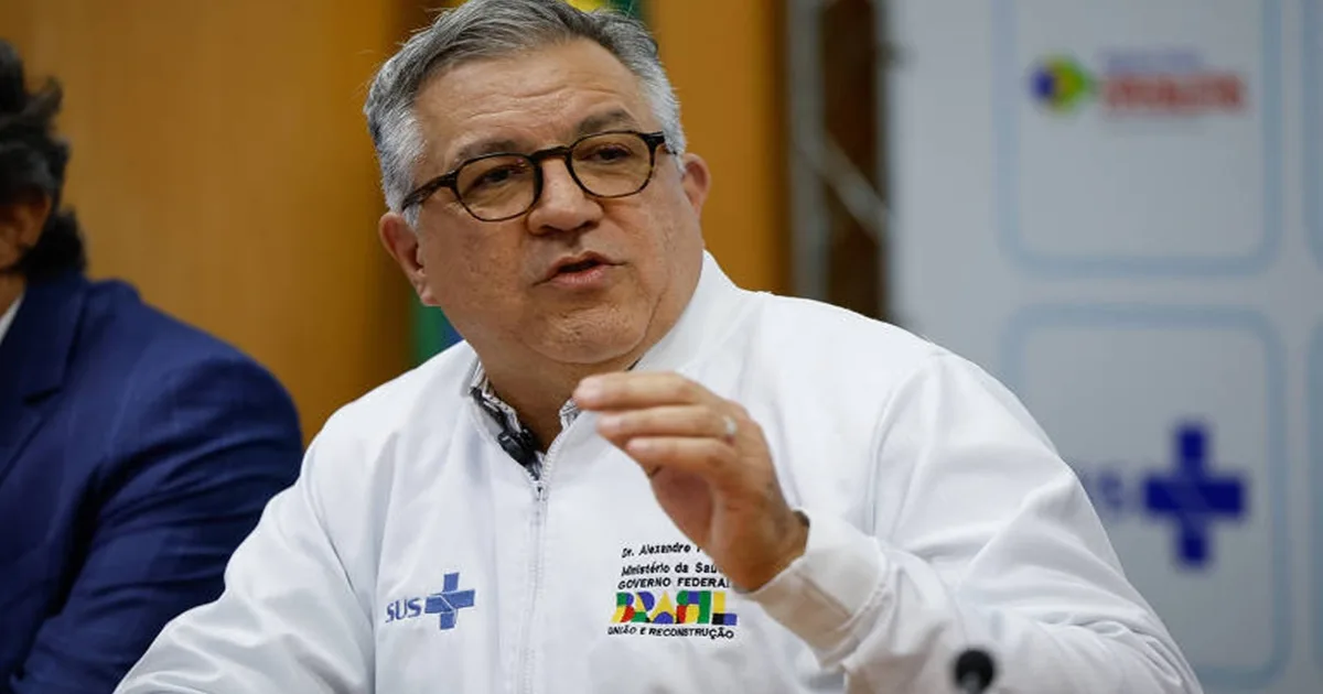 Ministro da Saúde alerta população após casos de intoxicação por metanol: ‘Não beba