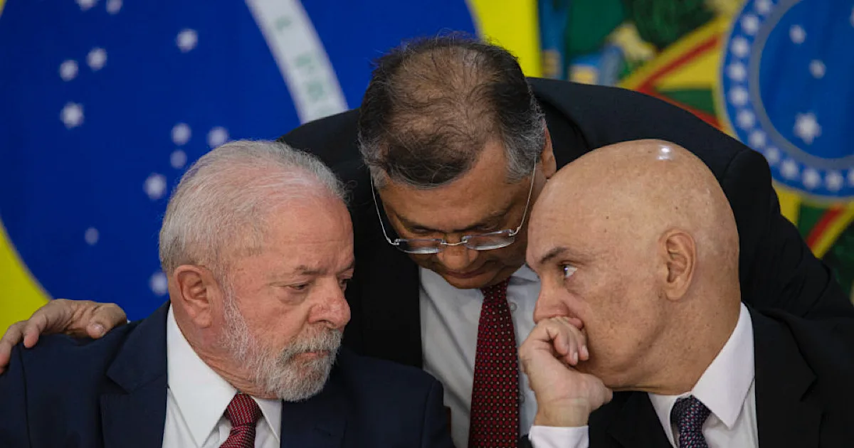 Moraes pede que Dino agende julgamento de Bolsonaro