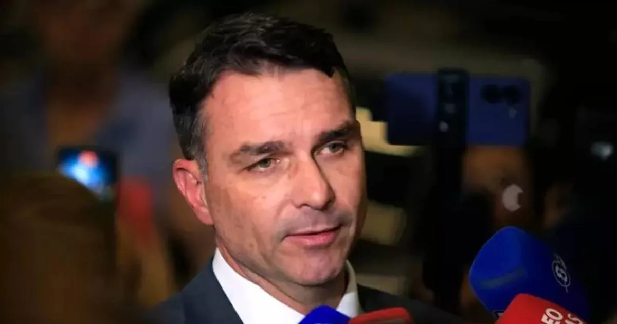 'Pegadinha'; Flávio Bolsonaro critica autorização do STF para entrevista de Jair Bolsonaro