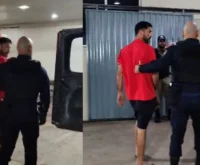 Carma instantâneo: homem rouba carro da irmã, vai a motel e leva mordida em mebro