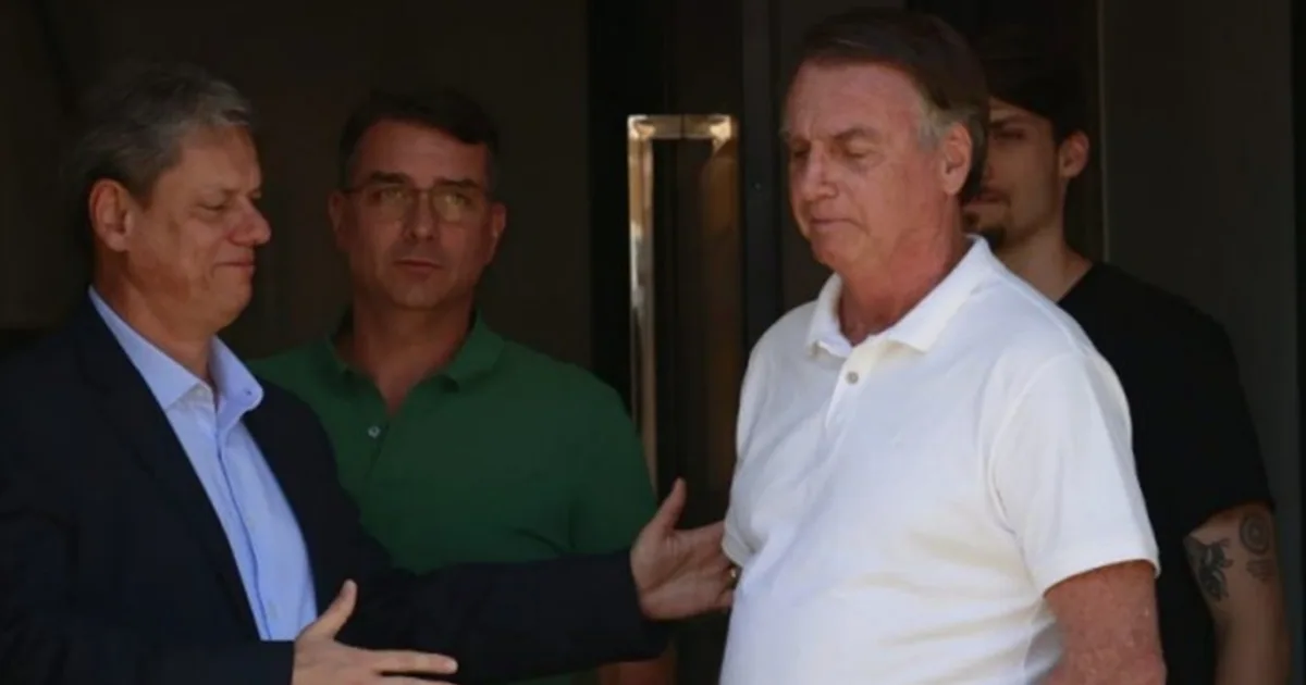 Moraes permite que Tarcísio visite Bolsonaro na Papuda