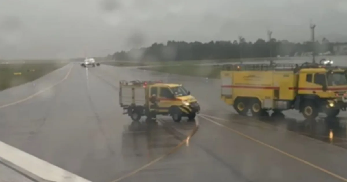 Turbina de avião pega fogo e decolagem é interrompida