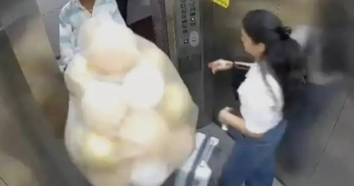 Balões explodem dentro de elevador na Índia