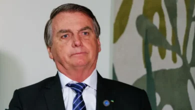 Bolsonaro sob domiciliar: isolamento político, segurança na porta e filho com livre acesso