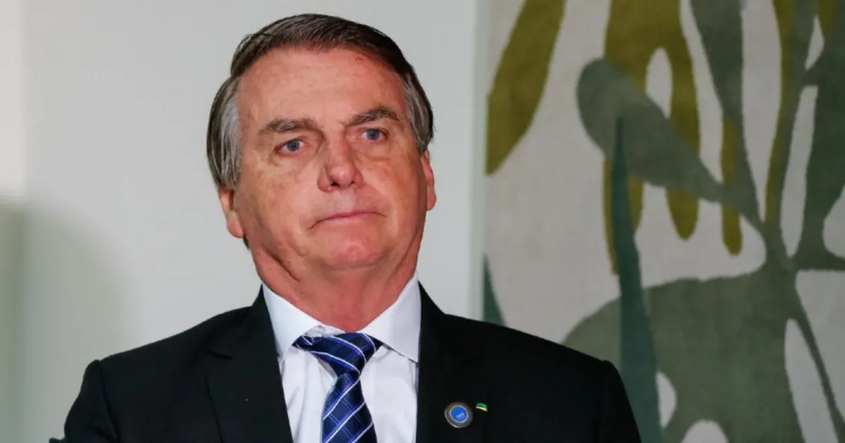 Bolsonaro sob domiciliar: isolamento político, segurança na porta e filho com livre acesso