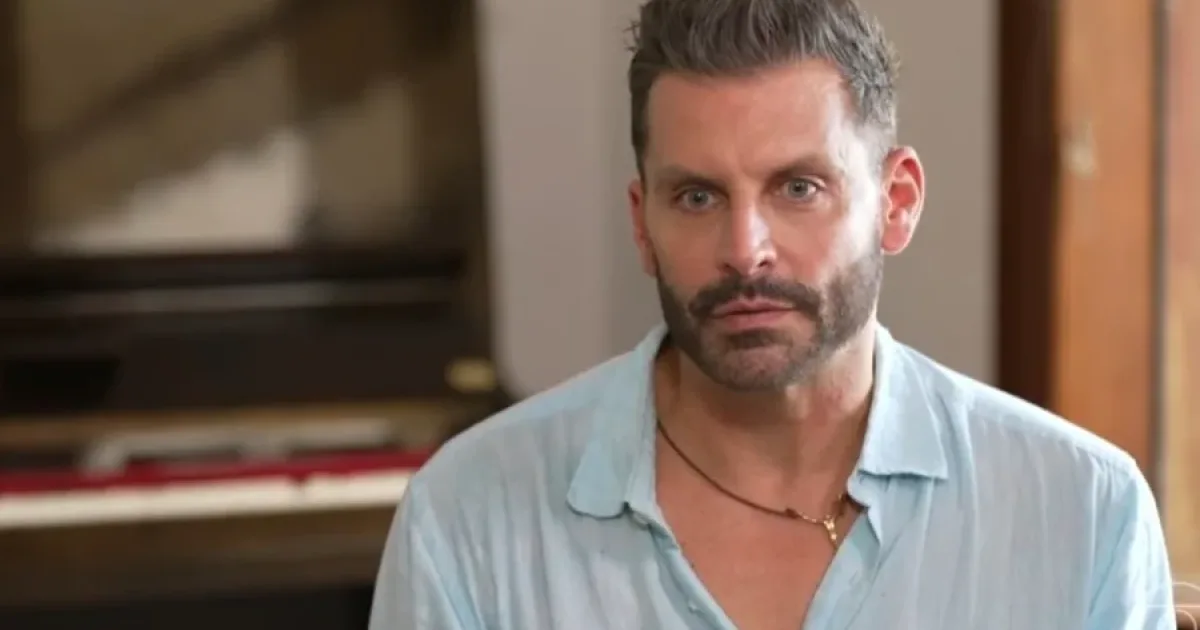 Equipe de Henri Castelli comenta acidente em que o figurino do ator pegou fogo durante a peça