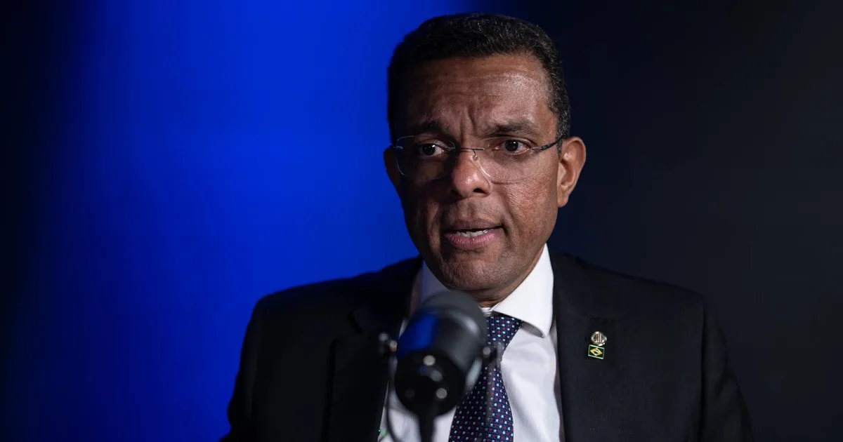 Flávio Bolsonaro chefiava esquema de corrupção em hospitais do Rio, denuncia deputado