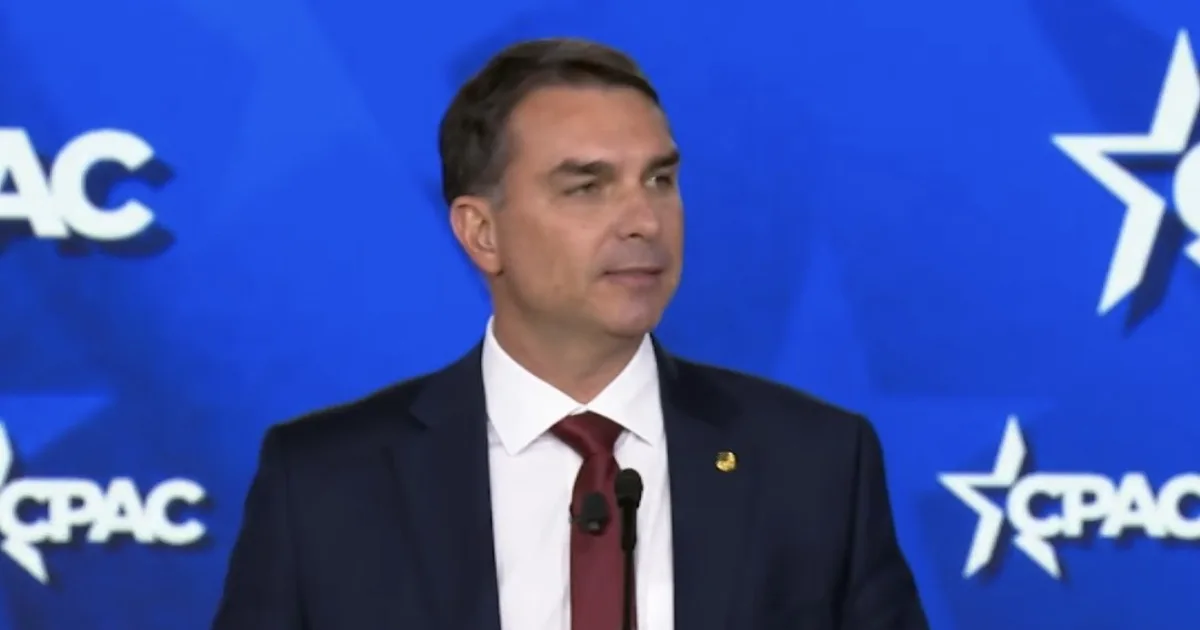 Flávio Bolsonaro pede monitoramento internacional e pressão diplomática por eleições justas no Brasil