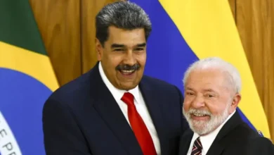 Flávio expõe foto de Lula com Maduro e provoca durante evento nos EUA