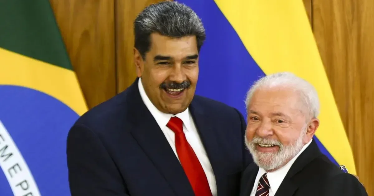 Flávio expõe foto de Lula com Maduro e provoca durante evento nos EUA