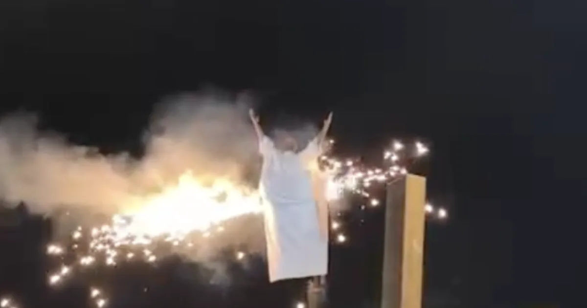 Henri Castelli tem figurino atingido por chamas em “A Paixão de Cristo”