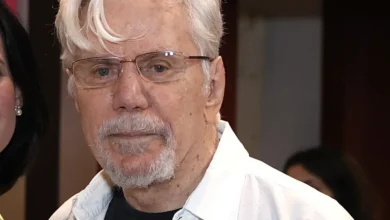 Reginaldo Faria surge com a namorada 49 anos mais nova