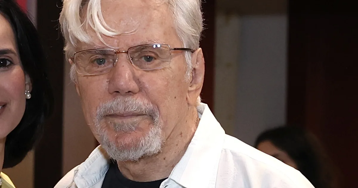 Reginaldo Faria surge com a namorada 49 anos mais nova