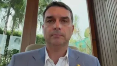 Verdade exposta: Flávio fala sobre conflito com Michelle Bolsonaro