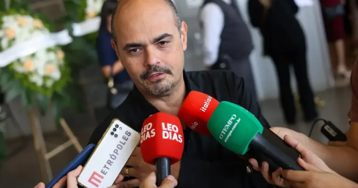 A razão da presença do governador de MG no velório do pai de Ana Paula