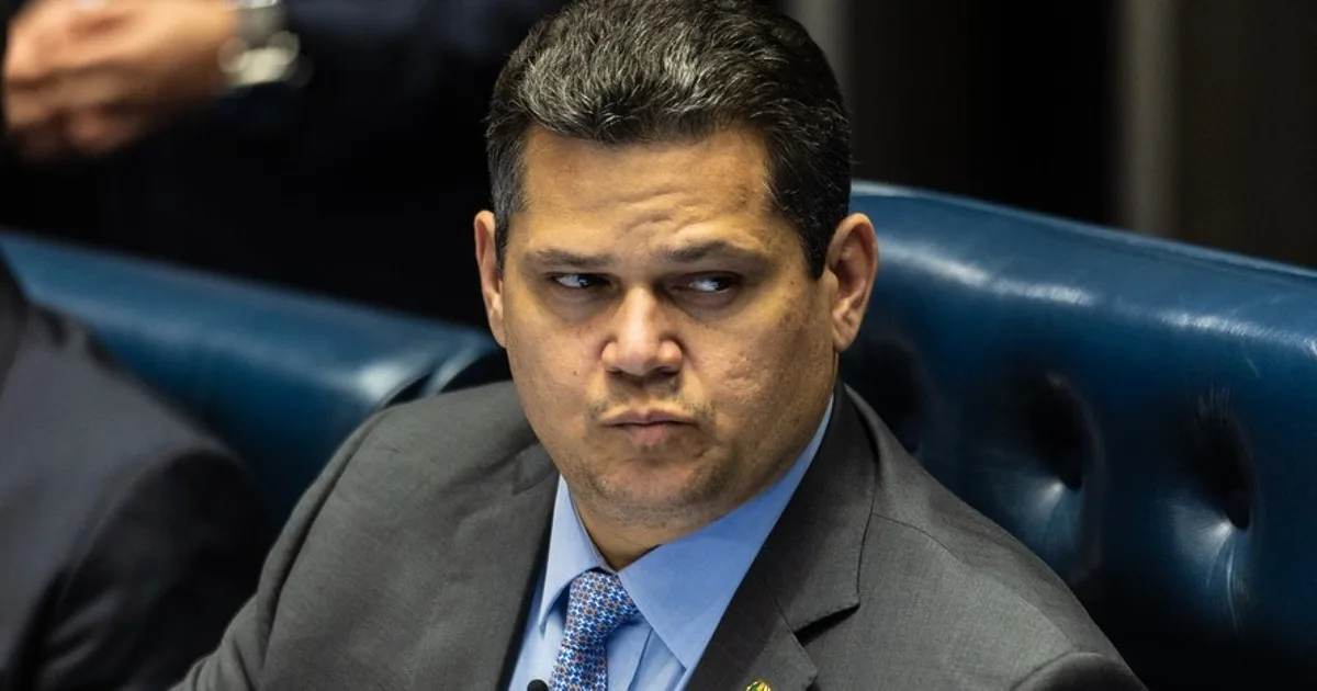 Alcolumbre diz que vai pautar “anistia” a Bolsonaro após “olhos no olhos” com Nikolas Ferreira