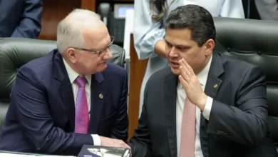 Alcolumbre oferece ajuda a relator da CPI após Gilmar pedir investigação