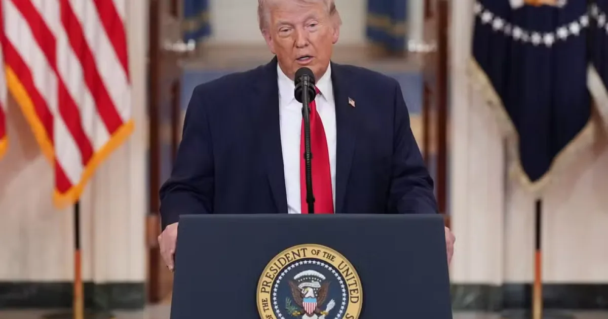 Após críticas ao papa Leão, Trump posta foto vestido de Jesus. Veja