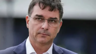 Após decisão de Alexandre de Moraes, Flávio Bolsonaro organiza defesa