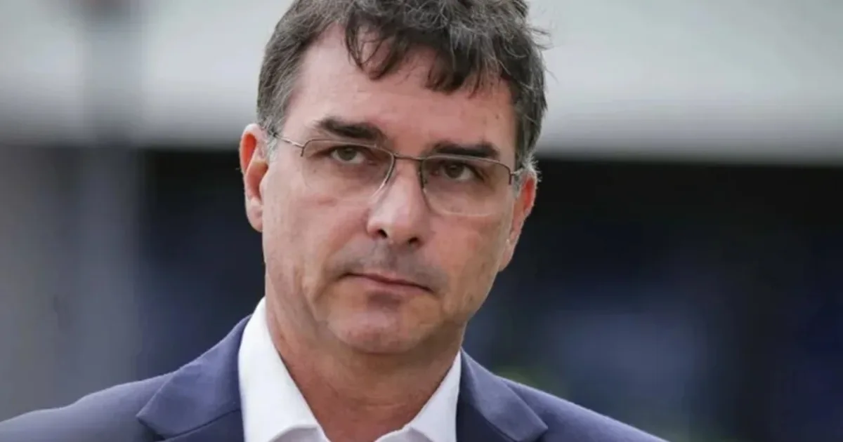 Após decisão de Alexandre de Moraes, Flávio Bolsonaro organiza defesa