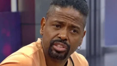 BBB26: Boneco passa mal após retorno e precisa de novo atendimento médico