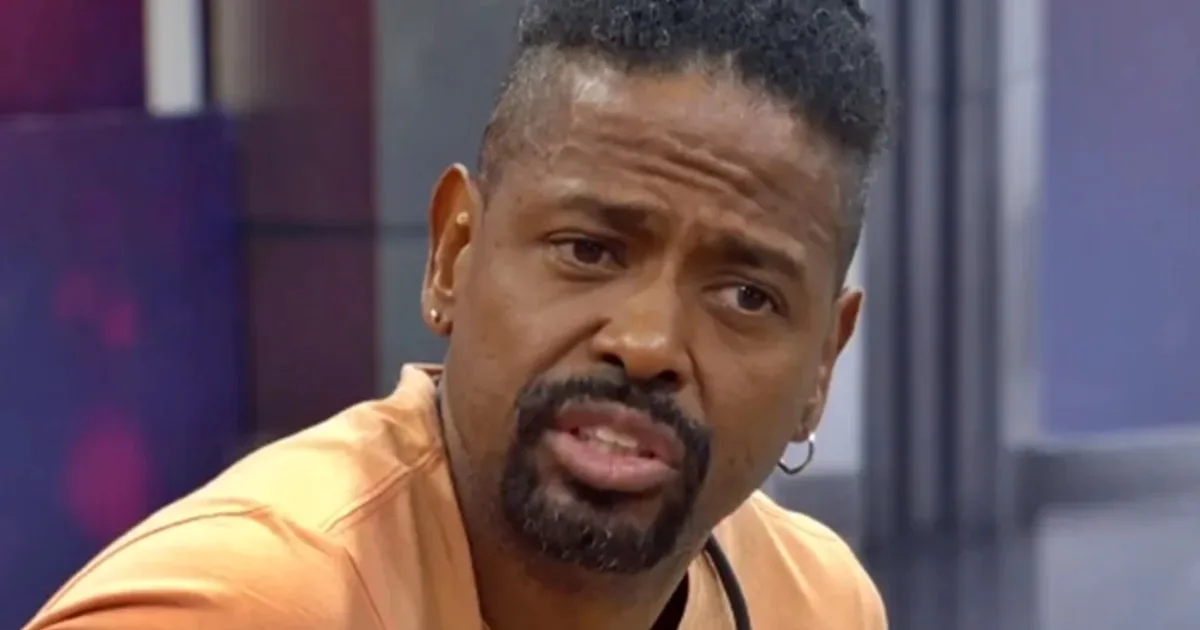 BBB26: Boneco passa mal após retorno e precisa de novo atendimento médico