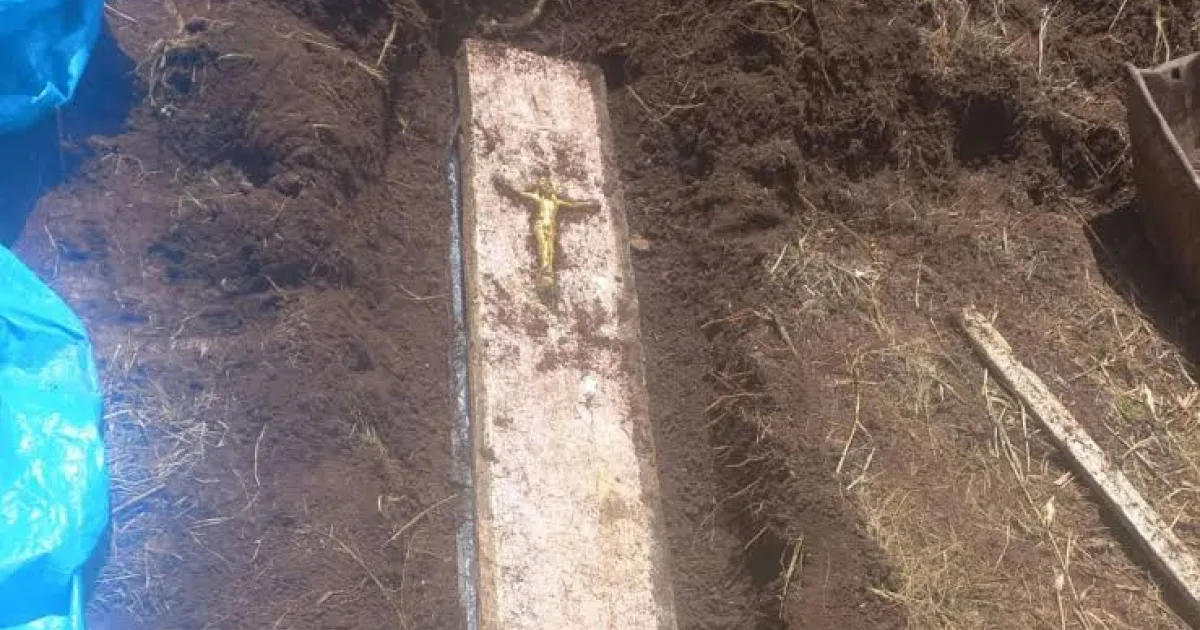 Caixão misterioso com cadáver dentro é localizado no quintal de casa em SC