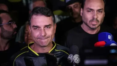 Carlos Bolsonaro critica publicamente o irmão e cita risco grave