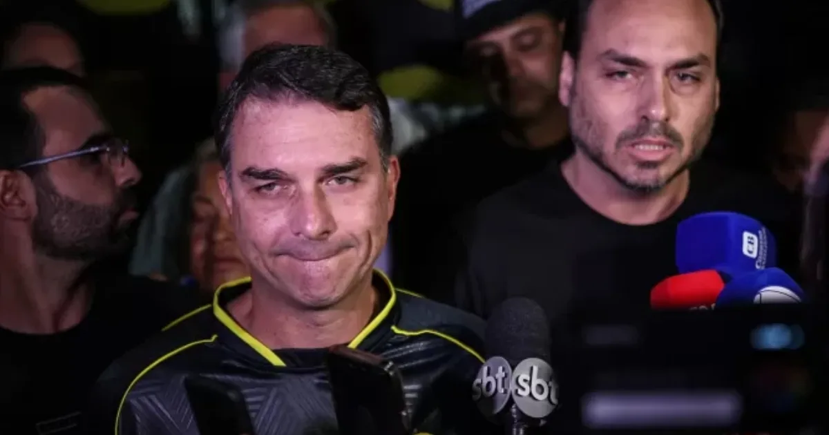 Carlos Bolsonaro critica publicamente o irmão e cita risco grave