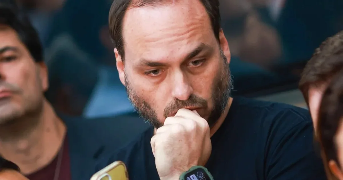 Carlos dá versão diferente de Michelle sobre saúde de Bolsonaro