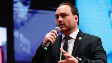 Carlos diz que Bolsonaro está triste sem poder receber visitas