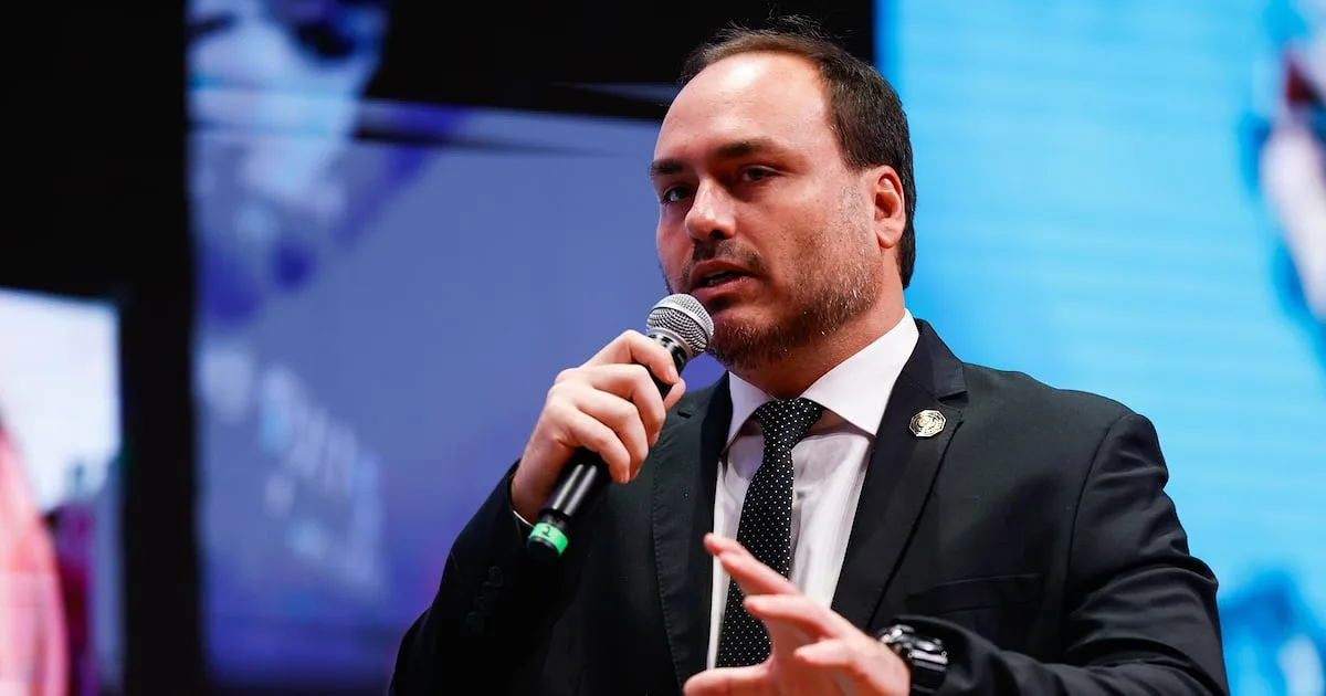 Carlos diz que Bolsonaro está triste sem poder receber visitas