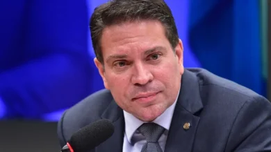 Cúmplice de Bolsonaro, Alexandre Ramagem é preso enquanto caminhava nos EUA