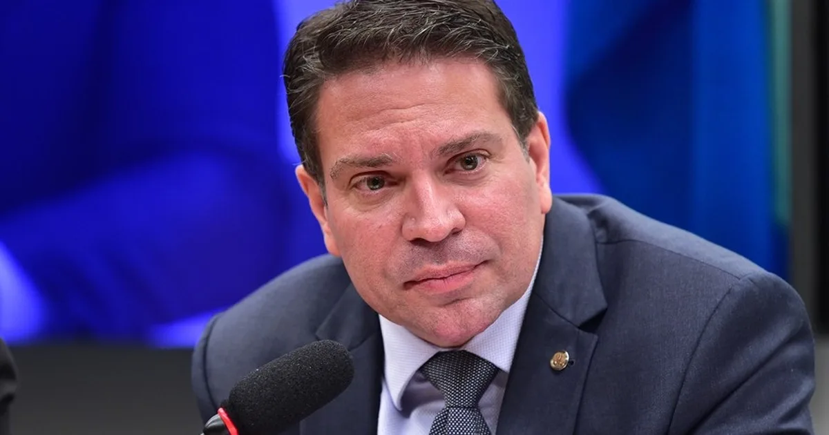 Cúmplice de Bolsonaro, Alexandre Ramagem é preso enquanto caminhava nos EUA