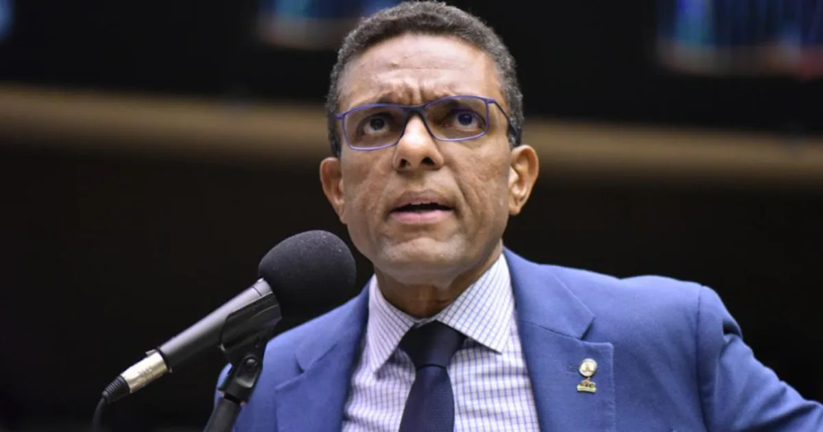 Deputado apresenta PL que pode garantir prisão domiciliar a Bolsonaro