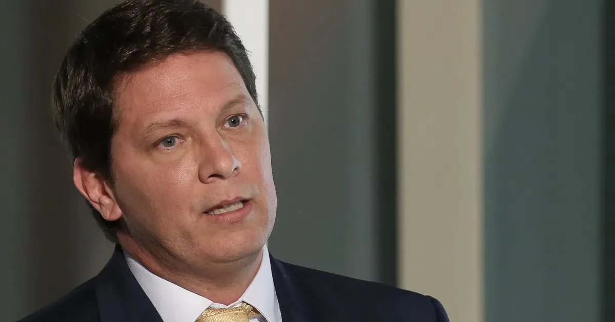 Deputado Mário Frias é internado em UTI após dores abdominais