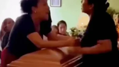 Duas mulheres se surpreendem ao descobrir que namoravam o mesmo homem e discutem em funeral