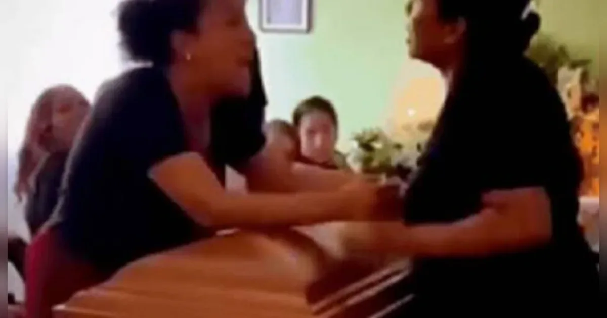 Duas mulheres se surpreendem ao descobrir que namoravam o mesmo homem e discutem em funeral