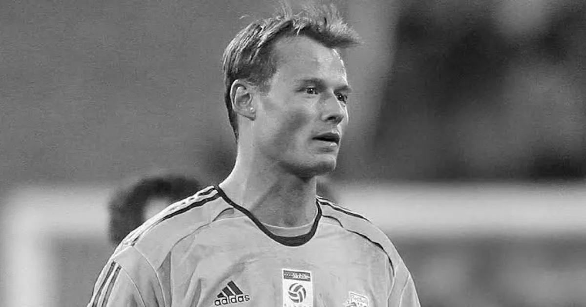 Ex-goleiro do Arsenal morre após seu carro ser atingido por trem