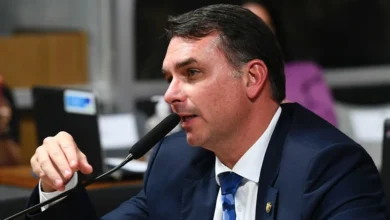 Flávio Bolsonaro deixa a Câmara sob vaias e gritos de “sem anistia”