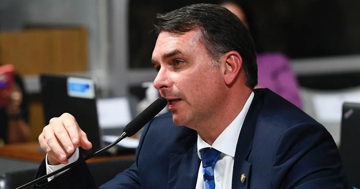 Flávio Bolsonaro deixa a Câmara sob vaias e gritos de “sem anistia”