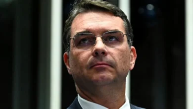 Flávio Bolsonaro diz que Moraes vai desequilibrar eleições a partir do STF