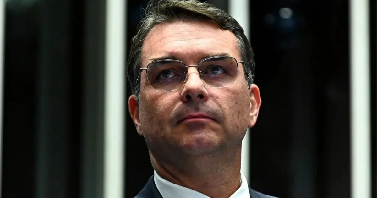 Flávio Bolsonaro diz que Moraes vai desequilibrar eleições a partir do STF