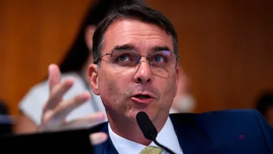 Flávio Bolsonaro pede trégua na direita após troca de ataques entre Nikolas e Eduardo