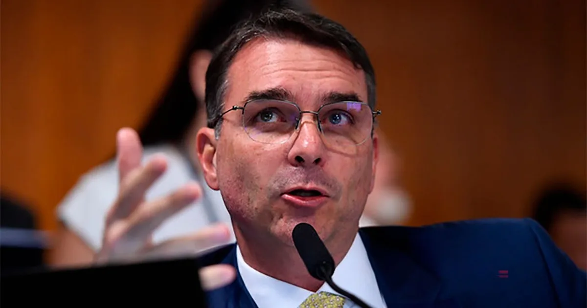 Flávio Bolsonaro pede trégua na direita após troca de ataques entre Nikolas e Eduardo