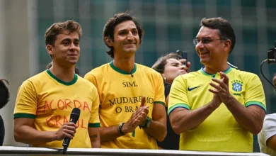 Flávio Bolsonaro pede união da direita e Nikolas diz estar no limite