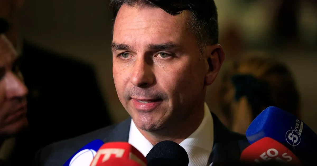 Flávio pode ficar de fora das eleições por suposta calúnia contra Lula? O que diz a lei